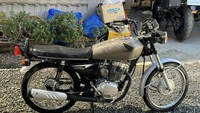 Jok rata, tangki panjang nan ramping, spatbor melengkung dengan aksen chrome. Foto: Facebook MC Garage