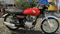 Secara ukuran Honda TMX125 Alpha ini didesain ramah untuk orang-orang Asia. Tinggi joknya cuma 759 mm, dan ground clearance-nya mencapai 156 mm. Sebagai gambaran, Honda Verza yang dijual di Indonesia punya ground clearance yang sama dengan TMX125 Alpha. Foto: Facebook MC Garage