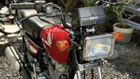 Di Filipina motor ini tersedia dalam tiga opsi warna, yakni Matte Armored Silver Metallic, Candy Ruby Red, dan Black. Harganya 56.900 Peso atau sekitar Rp 15,8 jutaan (kurs 1 Peso Filipina = Rp 278,58). Wah, bahkan lebih murah dari Honda BeAT di sini, ya!Foto: Facebook MC Garage