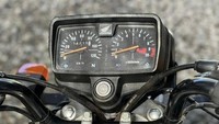 Saat motor-motor Honda sudah menerapkan panel meter digital, area kokpit TMX125 Alpha masih menggunakan jarum analog.Foto: Facebook MC Garage