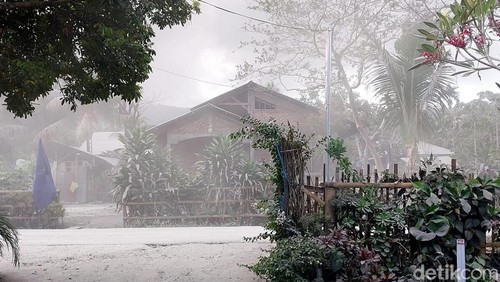 Hujan abu vulkanik akibat erupsi Gunung Lewotobi di Flores Timur, NTT.