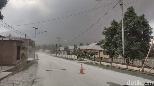 Hujan abu vulkanik akibat erupsi Gunung Lewotobi di Flores Timur, NTT.