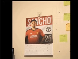 Salah satu fans MU yang membeli kalender resmi klub kesayangannya dan harus melihat sosok Sancho selama 31 hari pada bulan Januari 2024. Foto: dok. Internet/X (Twitter)