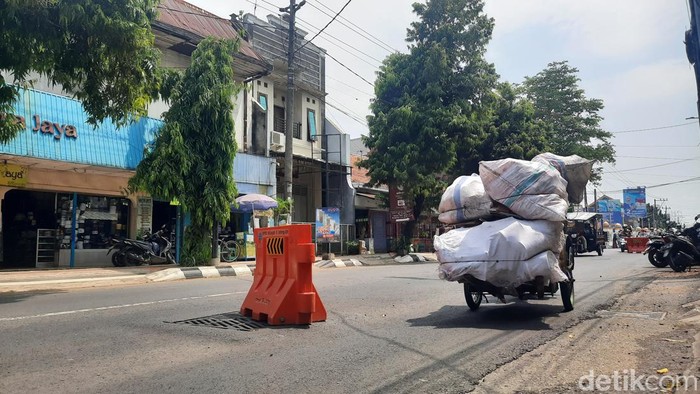 Kondisi jalan Sunan Kudus yang bergelombang dan dikeluhkan warga, Senin (2/1/2024).