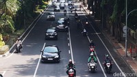 Jalan Darmo Surabaya dilintasi sejumlah kendaraan roda dua  dan roda empat pasca perayaan Tahun Baru 2024.