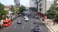 Jalan Embong Malang Surabaya juga sudah di lalu pengendara roda dua dan roda empat. Setelah saat liburan kemarin masih terlihat sepi.