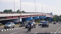 Jalan Wonokromo Surabaya mulai dipadati sejumlah kendaraan setelah sempat lenggang saat liburan tahun baru.