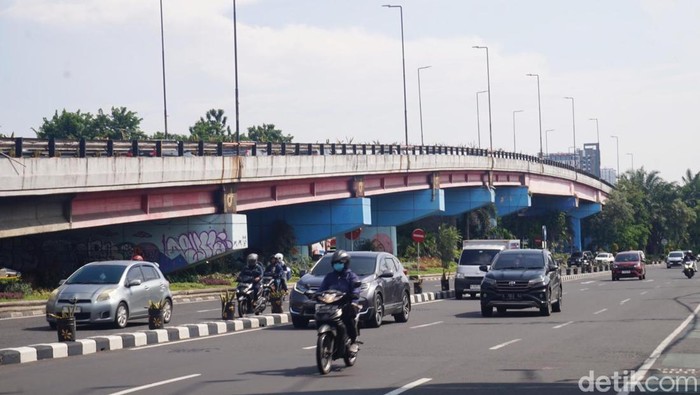 Sejumlah Jalan protokol di Kota Surabaya kembali padat usai liburan tahun baru, Selasa (21/1/2023).