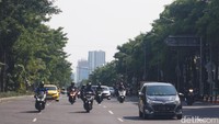 Pengendara roda dua dan juga kendaraan roda empat mulai ramai di Jalan Ahmad Yani.