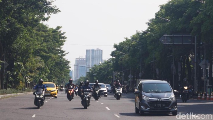 Jalanan di Kota Surabaya Mulai Padat Kembali Usai Libur Tahun Baru Sejumlah Jalan protokol di Kota Surabaya kembali padat usai liburan tahun baru, Selasa (21/1/2023).