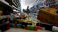 Gempa dahsyat tersebut sanggup membuat barang-barang dari rak berjatuhan.
