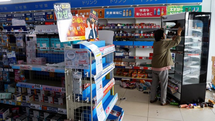People take items from a damaged drugstore after receiving permission from the store owner to take goods for free, in the aftermath of an earthquake, in Anamizu, Ishikawa prefecture, Japan January 2, 2024, REUTERS/Kim Kyung-Hoon