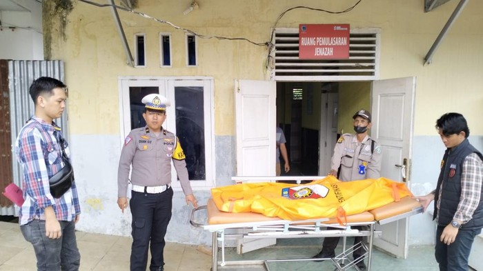 Jasad korban Andriano, pelajar di Lahat saat dievakuasi ke rumah sakit.