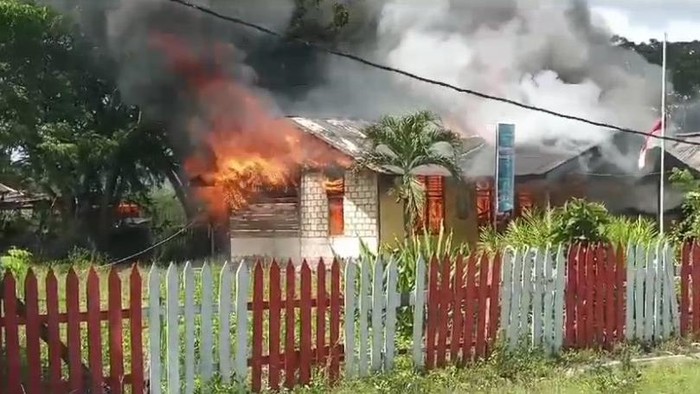 Anggota Babinsa berinisial Sertu AD terlibat keributan dengan sejumlah warga di Kampung Karya Bumi, Distrik Namblong, Kabupaten Jayapura, Papua.