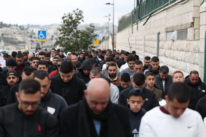Ratusan jemaah Palestina melaksanakan salat Jumat di jalan-jalan dekat Kota Tua Yerusalem Timur setelah mereka dilarang polisi pendudukan Israel untuk memasuki Masjid Al Aqsa. Mereka melaksanakan salat Jumat di lingkungan Wadi al Jouz dan Ra's al-Amud. (Saeed Qaq/Agensi Anadolu)