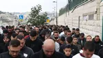 Potret Jemaah Salat di Jalanan Imbas Pembatasan Masjid Al Aqsa di Jumat ke-12