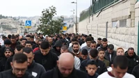 Ratusan jemaah Palestina melaksanakan salat Jumat di jalan-jalan dekat Kota Tua Yerusalem Timur setelah mereka dilarang polisi pendudukan Israel untuk memasuki Masjid Al Aqsa. Mereka melaksanakan salat Jumat di lingkungan Wadi al Jouz dan Ras al-Amud. (Saeed Qaq/Anadolu Agency)