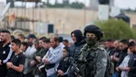 Potret Jemaah Salat di Jalanan Imbas Pembatasan Masjid Al Aqsa di Jumat ke-12