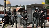 Sejumlah besar personel polisi Israel dikerahkan di seluruh kota untuk membatasi akses jemaah ke masjid, sebagaimana laporan para saksi mata kepada Anadolu Agency. (Ammar Awad/Reuters)