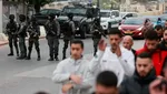 Potret Jemaah Salat di Jalanan Imbas Pembatasan Masjid Al Aqsa di Jumat ke-12
