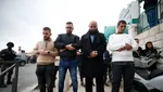 Potret Jemaah Salat di Jalanan Imbas Pembatasan Masjid Al Aqsa di Jumat ke-12