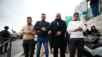 Sejak dini hari, pasukan Israel sudah melakukan penjagaan ketat hingga menutup gerbang masjid untuk menghalangi ratusan jemaah yang hendak menunaikan salat Subuh. Mereka juga melarang orang-orang dari luar Kota Tua Yerusalem untuk memasuki kompleks Masjid Al Aqsa. (Saeed Qaq/Anadolu Agency)