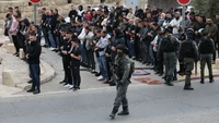 Hanya 12 ribu jemaah yang diizinkan masuk ke Masjid Al Aqsa untuk menunaikan salat di masjid. Sebelumnya, diberlakukan pengecekan kartu identitas jemaah tersebut oleh polisi Israel. (Ahmad Gharabli/AFP)