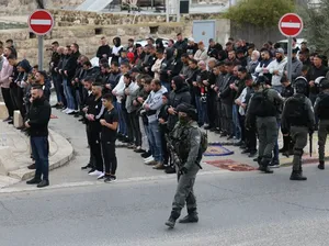 Potret Jemaah Salat di Jalanan Imbas Pembatasan Masjid Al Aqsa di Jumat ke-12