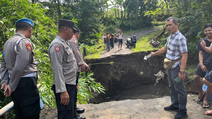 Jembatan penghubung desa di Karangmalang, Sragen, ambrol, Selasa (2/1/2024).