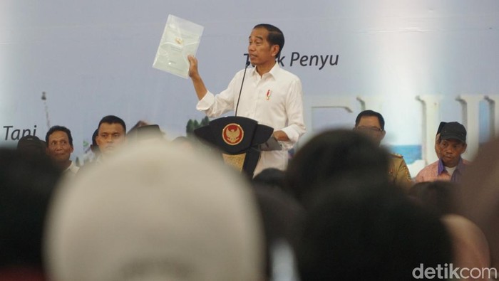 Presiden Jokowi menyerahkan 2.000 sertifikat tanah untuk warga Cilacap dan Banyumas di GOR Premium Pertamina, Cilacap, Selasa (2/1/2024).