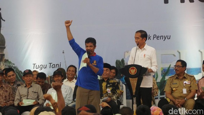 Presiden Jokowi berdialog dengan Pandri warga Kampung Laut saat penyerahan sertifikat tanah di GOR Premium Pertamina, Cilacap, Selasa (2/1/2024).