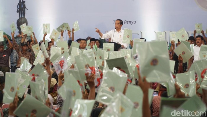 Presiden Jokowi menyerahkan 2.000 sertifikat tanah untuk warga Cilacap dan Banyumas di GOR Premium Pertamina, Cilacap, Selasa (2/1/2024).