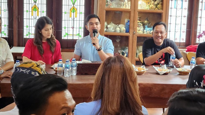Pertemuan Ketum PSI Kaesang Pangarep dan relawan di Kopi Togu Roastery, Pagedangan, Kabupaten Tangerang, Selasa (2/1/2024).
