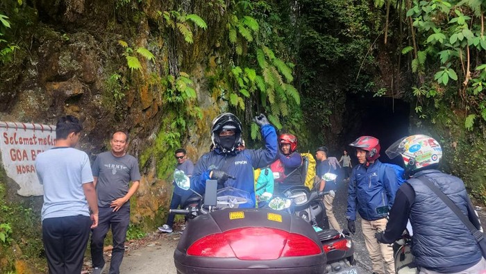Beragam cara menghabiskan waktu liburan akhir tahun. Ada yang ke tempat wisata pantai dan gunung, ada juga yang menghabiskan waktu di hotel atau dirumah saja bersama keluarga.