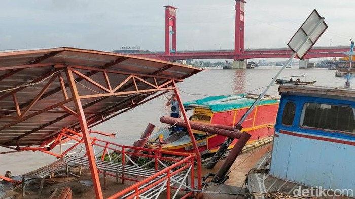Dua lokasi dermaga kapal 7 Ulu dihantam kapal tongkang muatan batu bara.