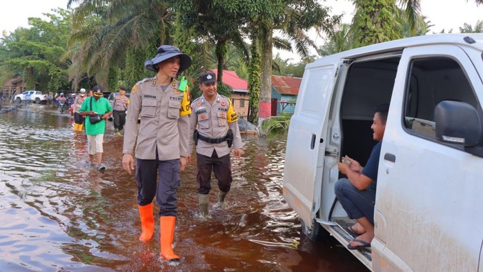 Kapolres Rohil saat memberikan bantuan
