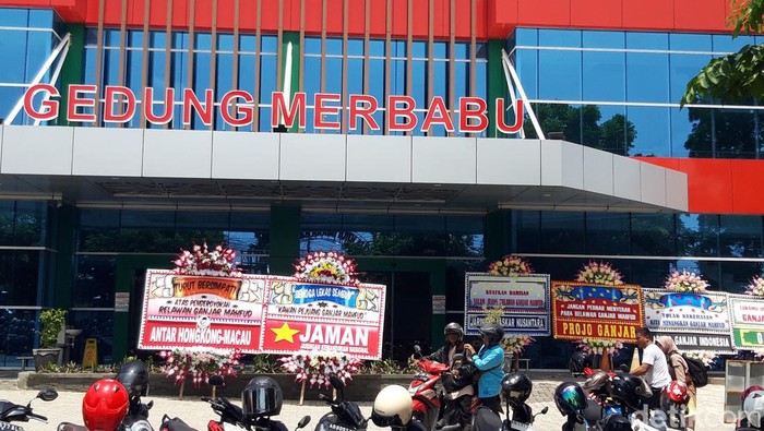 Puluhan karangan bunga dukungan moral berjejer di depan gedung Merbabu RSUD Pandan Arang, Boyolali tempat relawan Ganjar korban penganiayaan oknum TNI dirawat.