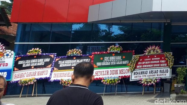 Puluhan karangan bunga dukungan moral berjejer di depan gedung Merbabu RSUD Pandan Arang, Boyolali tempat relawan Ganjar korban penganiayaan oknum TNI dirawat.