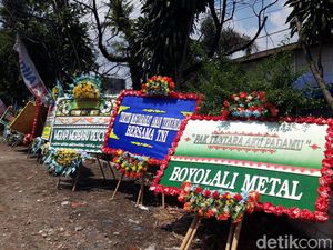 Penampakan Karangan Bunga Dukung TNI Berjejer Depan Mako Yonif 408
