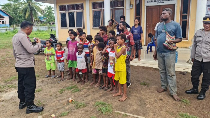 Kasat Binmas Polres Merake AKP Makruf Suroto bersama anak-anak di Kampung Wasur, Merauke, Papua.