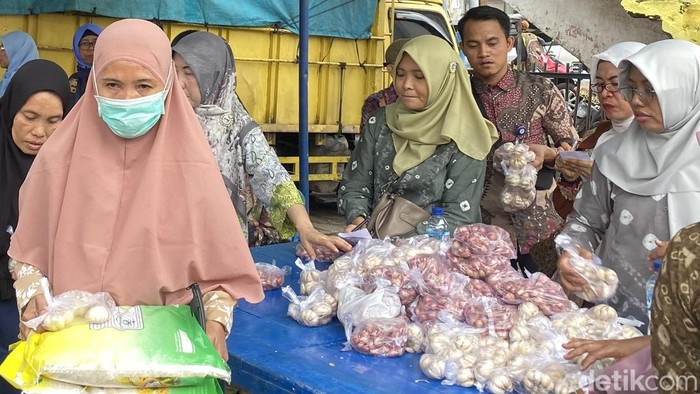 Kegiatan pasar murah yang digelar Pemprov Sumsel sebelum pergantian tahun.