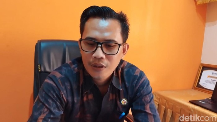 Ketua Bawaslu Kabupaten Buleleng Kadek Carna Wirata ditemui, Selasa (2/1/2024). (Made Wijaya Kusuma)
