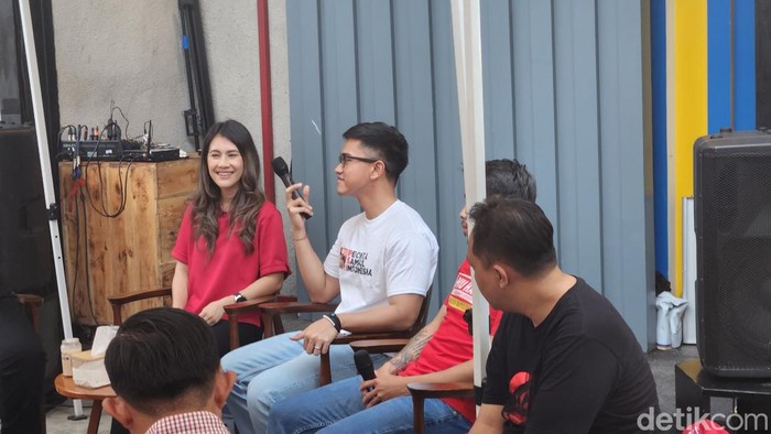 Ketua Umum DPP Partai Solidaritas Indonesia (PSI) Kaesang Pangarep berdiskusi dengan para influencer dan komunitas di Pamulang, Tangerang Selatan (Adrial/detikcom)