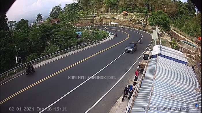 Kondisi arus lalin di Jalan Jogja-Wonosari, Patuk, Gunungkidul, Selasa (2/1/2024) pukul 16.45 WIB.