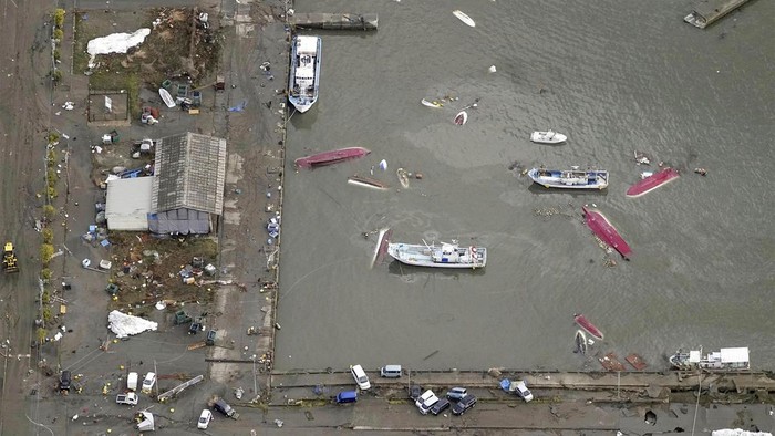 Kondisi Pelabuhan di Jepang Usai Diterjang Tsunami Tsunami menghantam pelabuhan di Ishikawa yang menjadi wilayah terdekat dengan pusat gempa di Jepang. Begini kondisi terkininya, Selasa (2/1/2024).