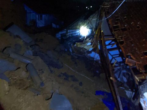 Kondisi SMPN 1 Jenawi Karanganyar usai diterjang longsor, Senin (1/1/2024) malam.