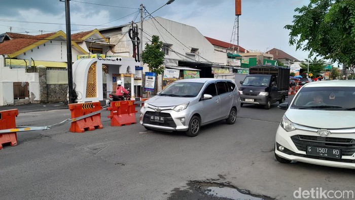 Kondisi arus lalu lintas di sekitar Viaduk Gilingan terpantau lancar, pukul 16.47 WIB, Selasa (2/1/2023).