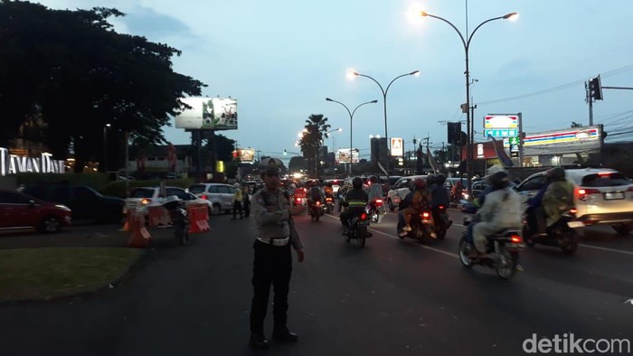 Volume kendaraan di Perempatan Taman Dayu, Pandaan, Pasuruan sempat padat karena puncak arus balik liburan dari arah Malang. Kondisi itu sudah mencair.