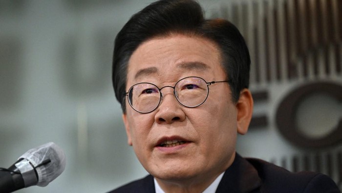 (FILES) South Koreas main opposition Democratic Party leader Lee Jae-myung speaks during a press conference in Seoul on April 11, 2023. South Korean opposition party leader Lee Jae-myung was attacked on January 2, 2024 while talking to reporters in the port city of Busan, Yonhap news agency reported. (Photo by Jung Yeon-je / AFP)