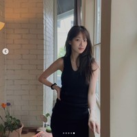 Rumor pacaran Lee Naeun dan Lee Kang In dilaporkan oleh The Fact dengan foto kebersamaan mereka. Tampak Lee Naeun berjalan di depan Lee Kang In memakai jaket dan hoodie. Sedangkan sang pesepakbola mengenakan topi, kacamata, dan masker. Foto: dok. Instagram @betterlee_0824